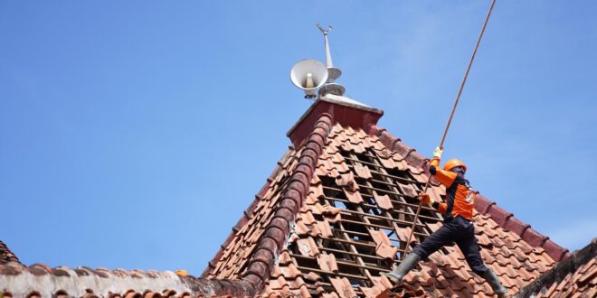 Relawan PKS Wonogiri Bantu Pasang Genteng di Masjid Hurun ‘ain – DPW PKS Jawa Barat