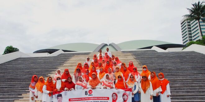 Puluhan Ibu-Ibu BPKK dan Forsil Wanoja Jawa Barat Geruduk Gedung DPR RI – DPW PKS Jawa Barat