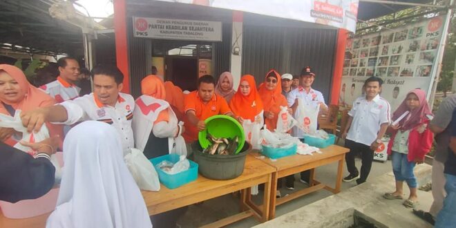 Masuki Bulan Ramadhan, DPD PKS Tabalong Adakan Flashmob Bagikan Ikan Segar