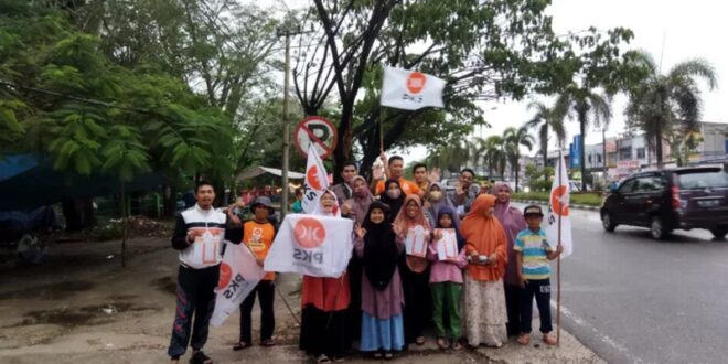 Serentak Se Pelalawan, Partai Keadilan Sejahtera (PKS) Bagikan Ribuan Takjil
