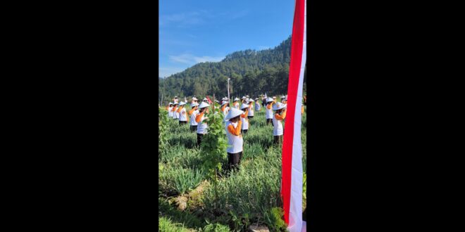 PKS Bersama Petani Peringati HUT ke-78 RI dengan Upacara Unik di Lahan Pertanian Bawang