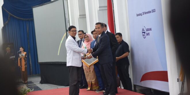 Dapat Skor Tertinggi, PKS Jabar Menang Penghargaan Partai Paling Informatif di Jawa Barat – DPW PKS Jawa Barat